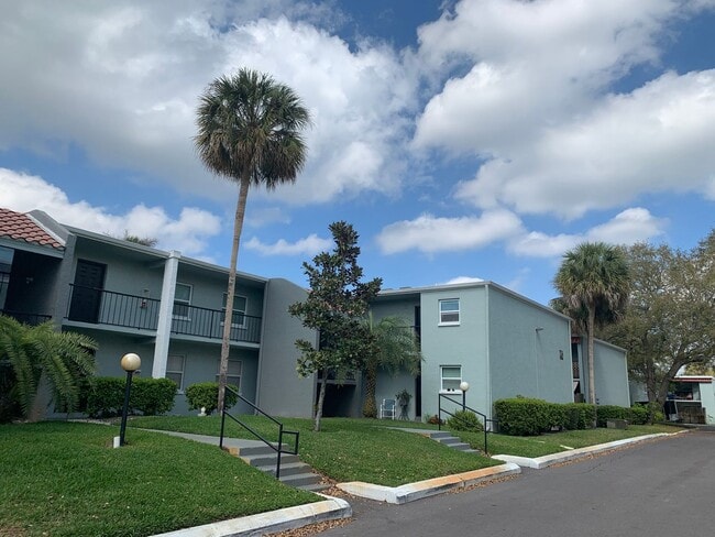 Building Photo - 1bed/1bath move-in ready condo $1140/month available December 2025