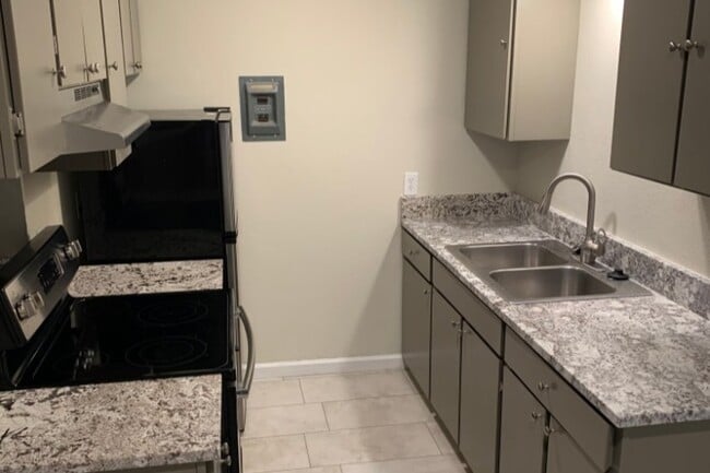 Building Photo - Thoma Street Apartments