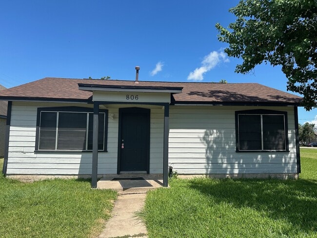 Primary Photo - 806 N Avenue B
