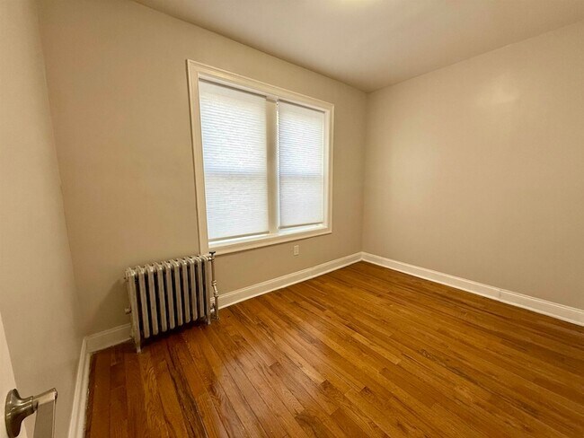 Building Photo - 546 Bergen Ave