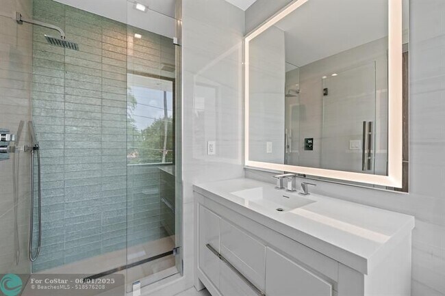 Building Photo - 401 Lido Dr