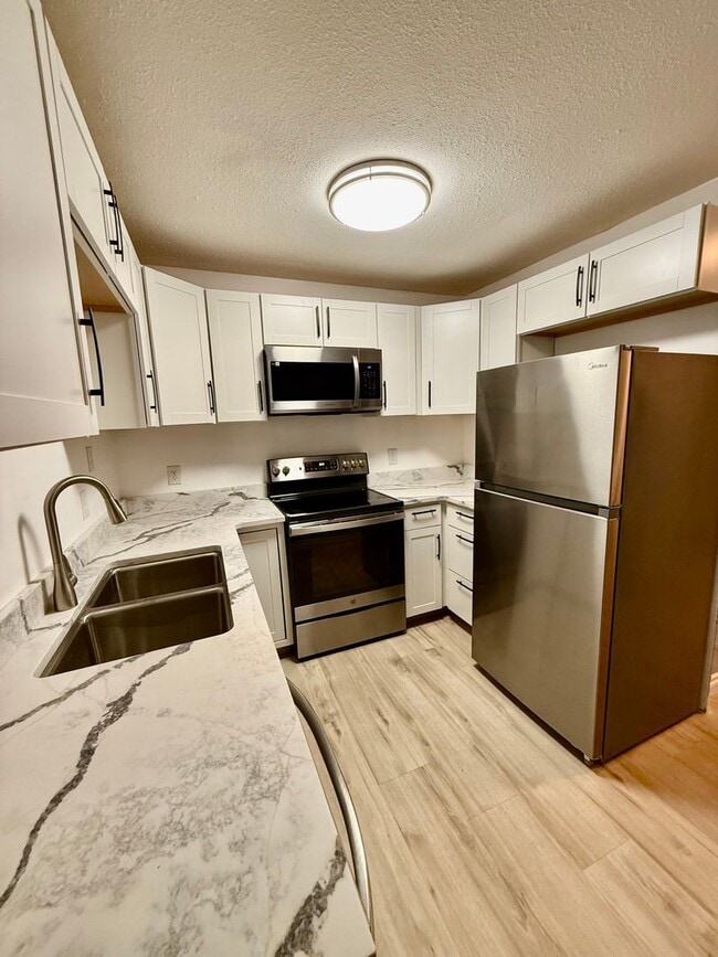 Building Photo - Fully Remodeled 2 Bed | 1 Bath Ground-Level Condo – No Stairs!