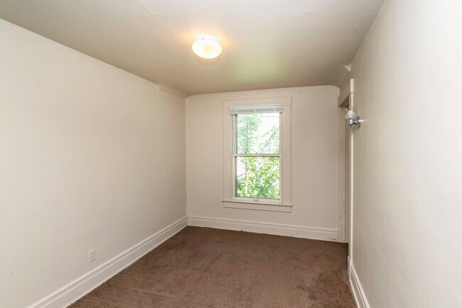 Building Photo - 831 Brookwood Pl