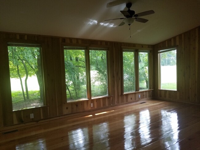 Building Photo - Beautiful Country Cabin