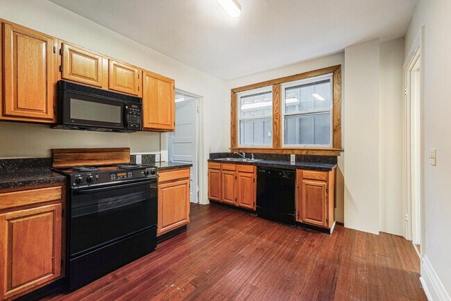 Building Photo - 572 Madison Ave SE