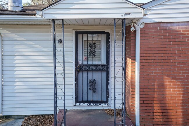 Building Photo - Move In Ready Three Bedroom Home!