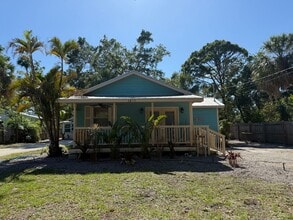 Building Photo - 3/2 Cottage Available! No deposit if qualified!