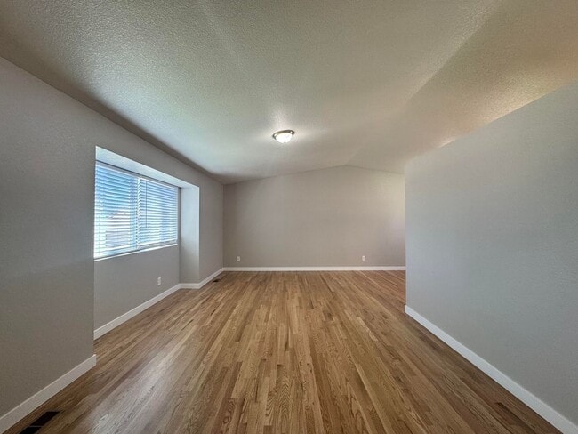 Building Photo - Updated 5 Bedroom Home