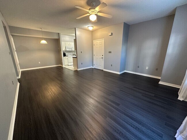 Building Photo - Charming First Floor Condo