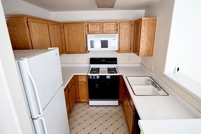 Building Photo - Summerlin area upper condo/vaulted ceilings/light and bright