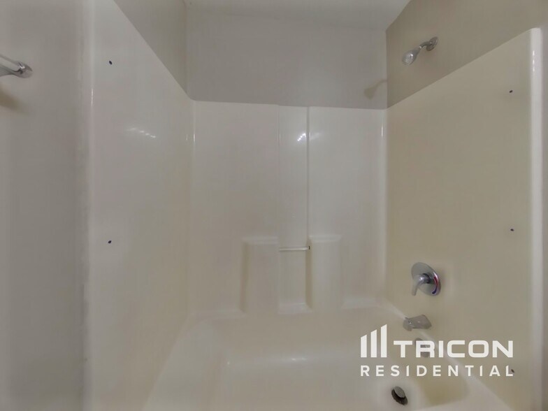 Building Photo - 520 Sarah's Ln