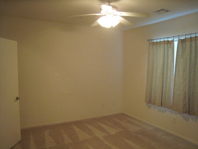 Building Photo - Spacious condo with attached garage.