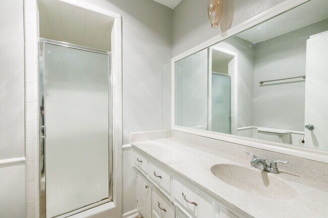 Building Photo - 3 Bedroom with 2 living rooms