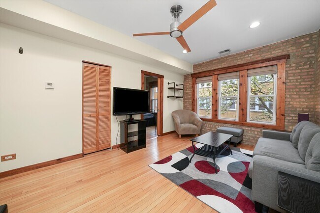 Building Photo - 1338.5 W Estes Ave