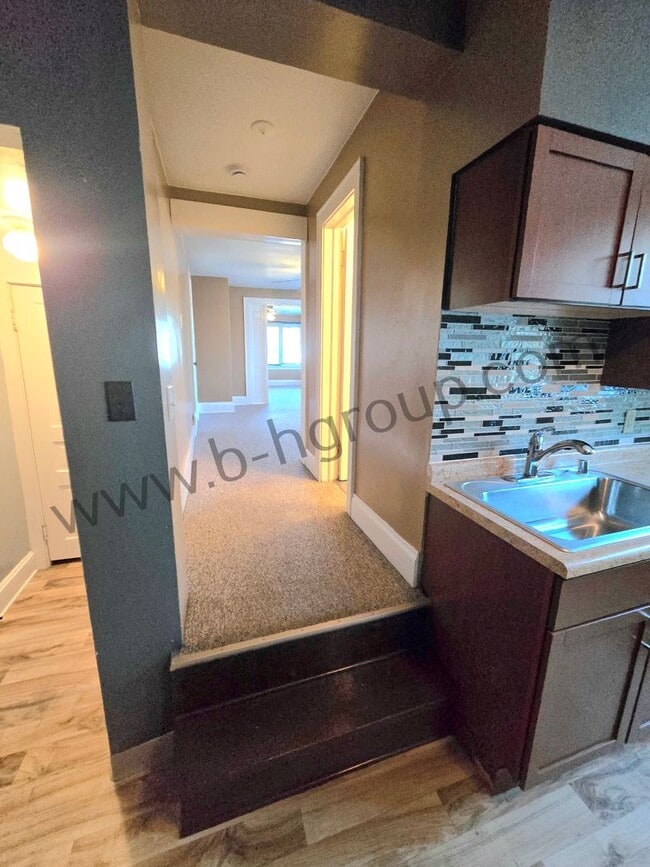 Building Photo - 405 61st St