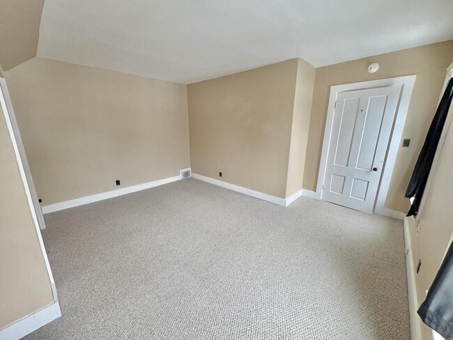 Building Photo - 14 Maple St