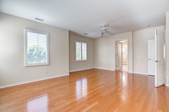 Master w/ abundant windows - 18551 Amalia Ln