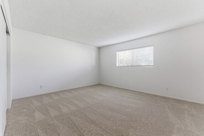 Building Photo - Spacious Westside Townhome Near Parks, Trails, and the Beach