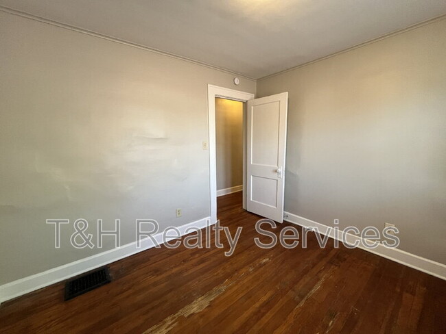Building Photo - 608 N Chester Ave