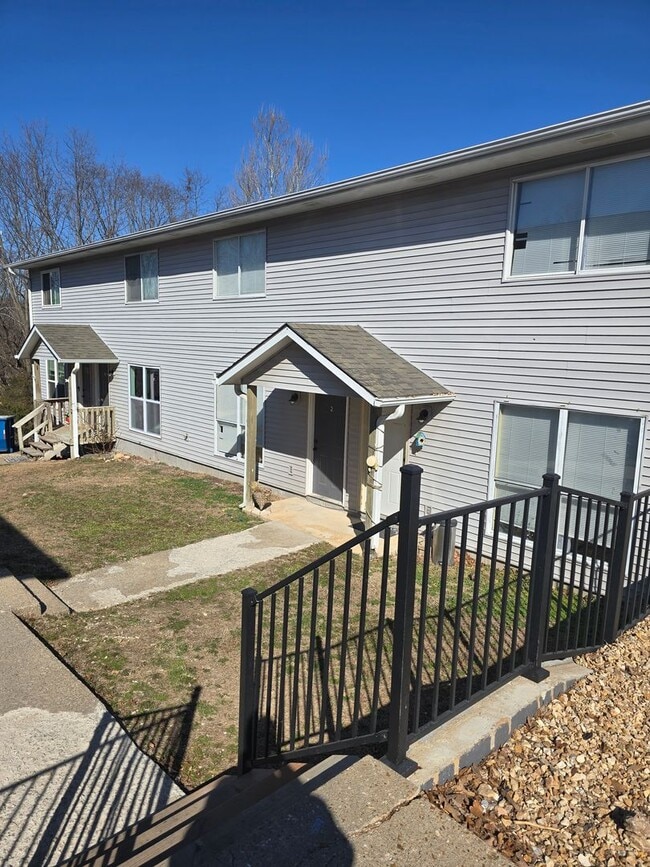 Building Photo - 2 Bedroom 1.5 Bath Townhouse Apt in Osage Beach!