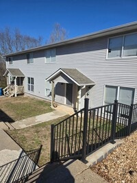 Building Photo - 2 Bedroom 1.5 Bath Townhouse Apt in Osage Beach!