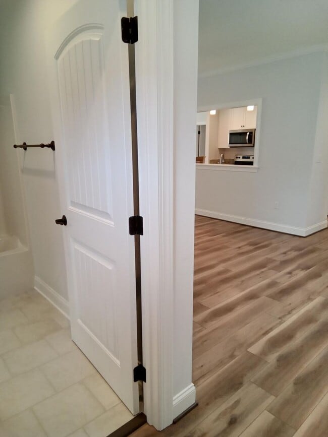 Building Photo - Patio Townhome Located 1 Block from Bedfor...