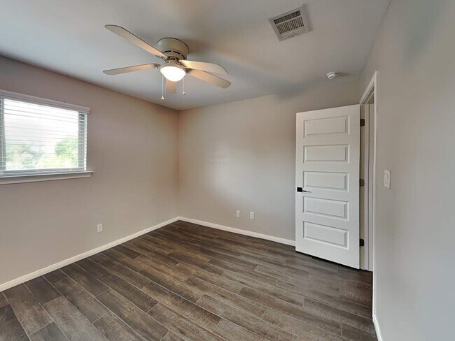 Building Photo - 179 Holly St