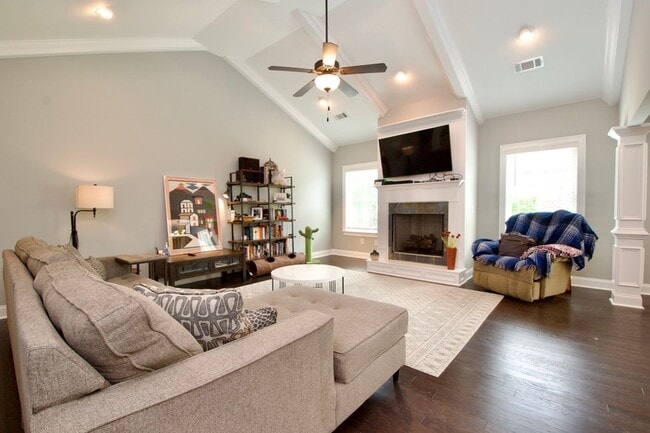 Building Photo - Immaculate 3BR/2BA Home in The Estates – P...