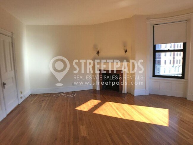 Building Photo - bedroom in Boston MA 02115