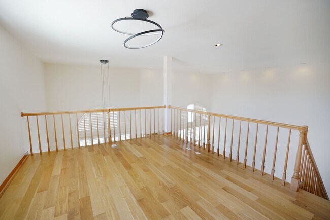Building Photo - Sunlight Galore 2 Bed / 3Bath + Loft + Sun...