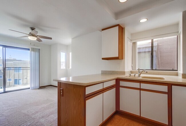Building Photo - Prime Carlsbad Location - Available July 2025