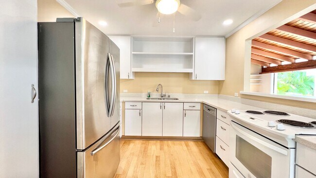 Building Photo - RARELY AVAILABLE 3 BEDROOM NEAR BEACH