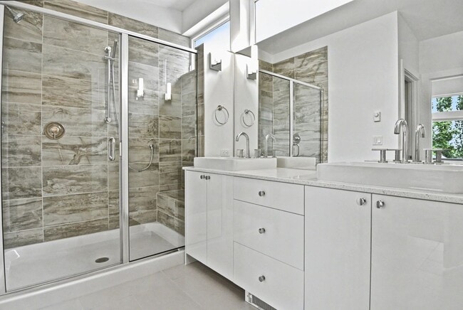 Building Photo - AVAILABLE AUGUST 14th! Modern Townhome w/ Private Balcony, AC, & Reserved Parking in Central Area