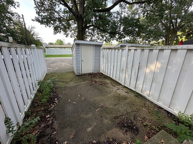 Building Photo - 2219 Bel Air Dr
