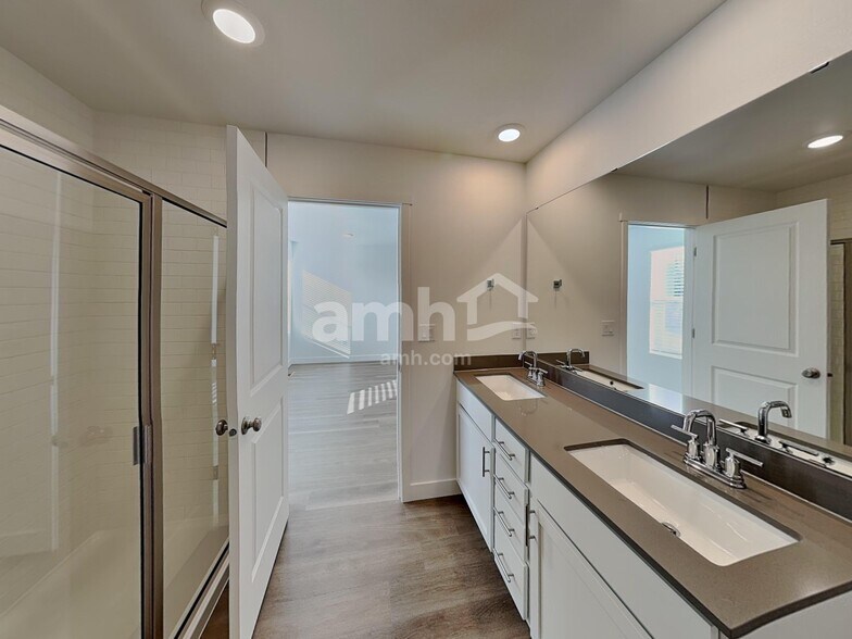 Building Photo - 4720 85th Dr NE