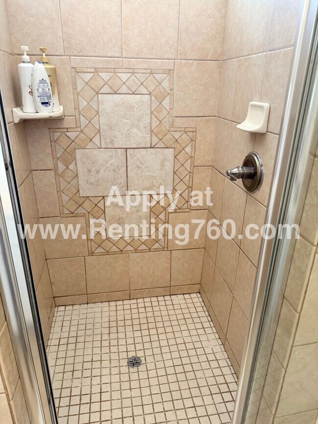 Building Photo - Incredible City Views In Western Hills Est...