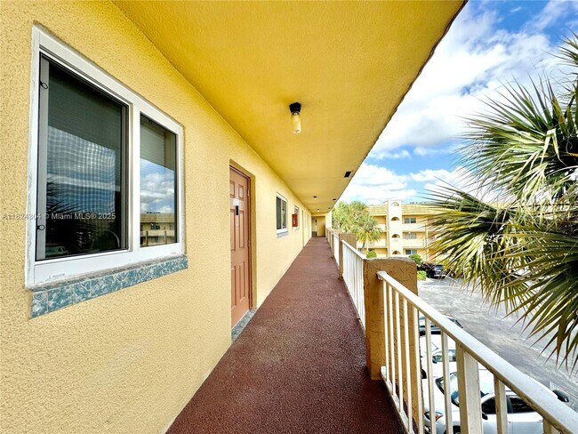 Building Photo - 8305 Sunrise Lakes Blvd