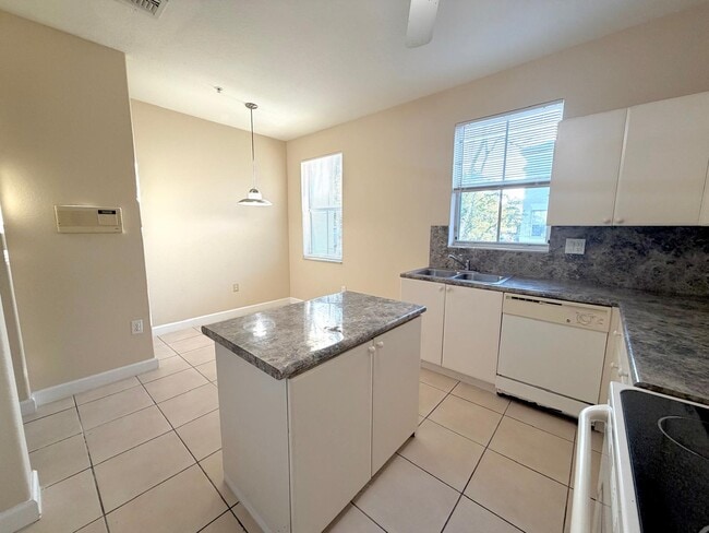 Building Photo - 4004 Shoma Dr