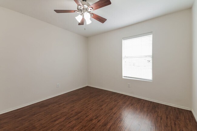 Building Photo - $1,850 4 Bed/2 Bath/2 Garage Ready for Move-in Home in Woodland Creek