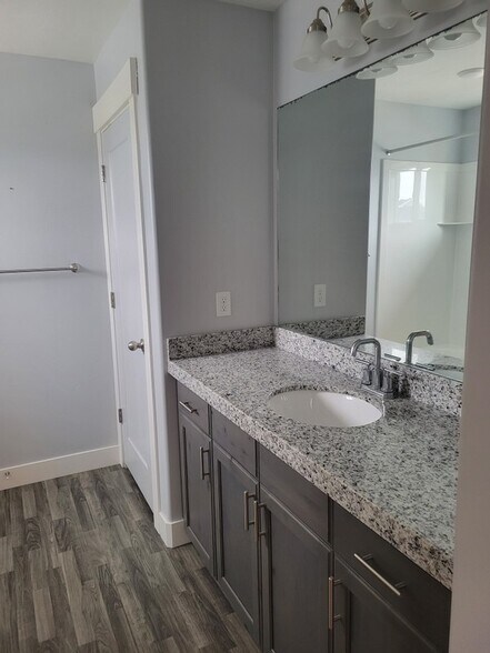 Building Photo - 4895 E Lk Cor Dr