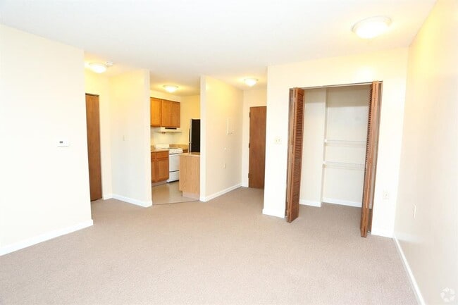 Building Photo - 2100 Greentree