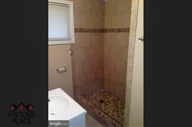 Building Photo - Spacious Single Family home with Huge Back...