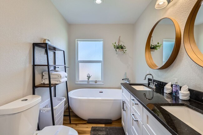 Building Photo - Highlands 2 BDR Turnkey Home