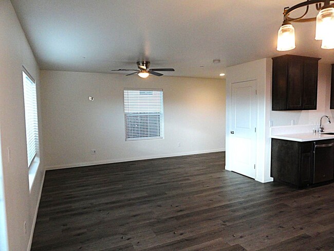 Building Photo - 450 Sherwood Pl