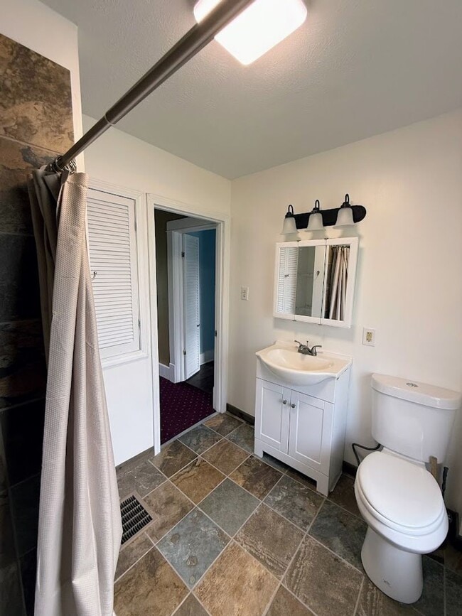 Building Photo - Three bedroom one bathroom home for rent
