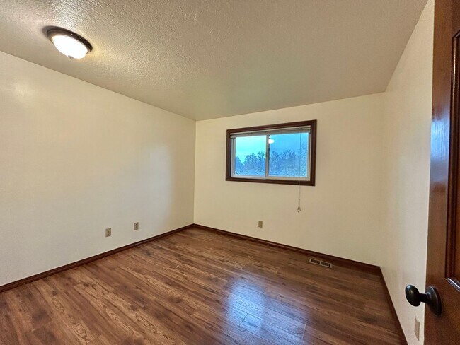 Building Photo - Timeless 5 Bed, 2.5 Bath Home - SW Beaverton