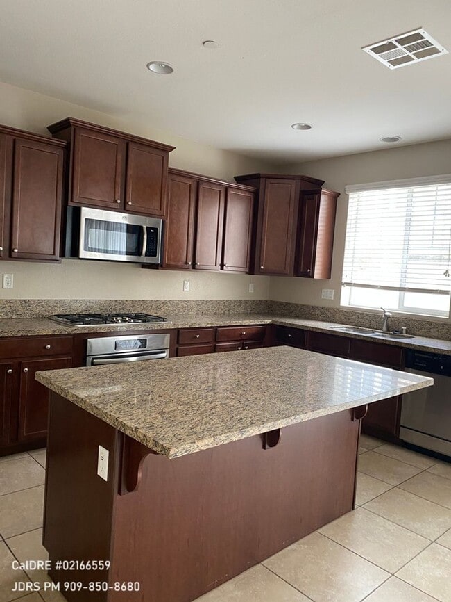 Building Photo - Eastvale 4 bedroom Partially Furnished Home