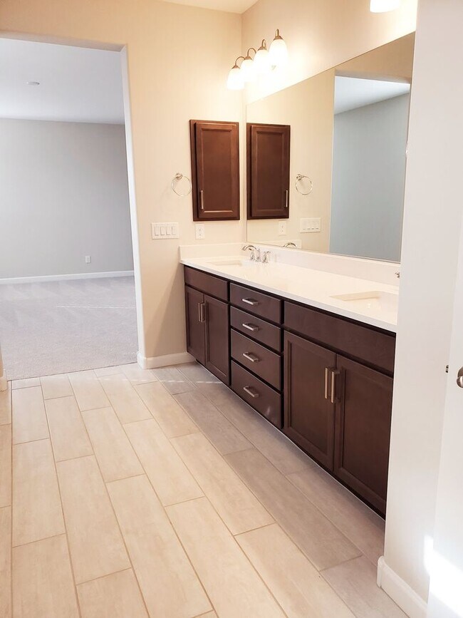 Building Photo - Newer Smart Home Near Mayo Clinic!