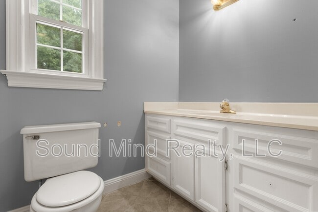 Building Photo - 933 Beechwood Dr