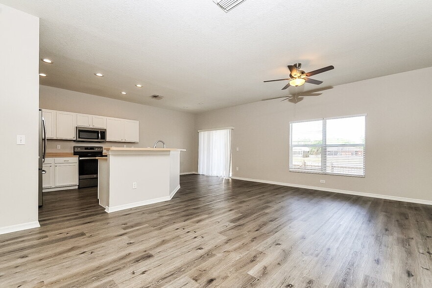Building Photo - 748 Star Pointe Dr